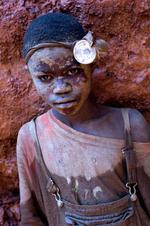 En ekspertgruppe under FN fastslog i 2008, at alle de større bevæbnede militser, der er involveret i kampene i det østlige Congo (DRC) finansierer sig selv gennem handel med værdifulde mineraler. Her er en af børnearbejderne i en mine i Congo. Foto fra 'Blod i mobilen'. 