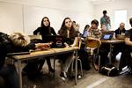 Problemfrit. Da eleverne i denne 3. g-klasse på Gammel Hellerup Gymnasium begyndte for to år siden, var der 33 elever i klassen. I dag er de 29, uden at de har oplevet det som et problem. 