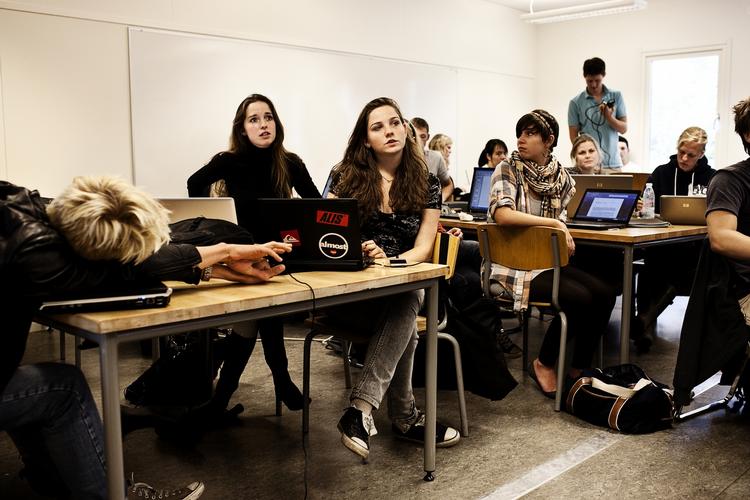 Problemfrit. Da eleverne i denne 3. g-klasse på Gammel Hellerup Gymnasium begyndte for to år siden, var der 33 elever i klassen. I dag er de 29, uden at de har oplevet det som et problem. 