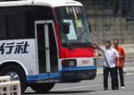 KAPRING. Gidselforhandlere fra politiet har længe forsøgt at få den utilfredse eks-betjent til at opgive sin kapring af turistbussen i Manila. 