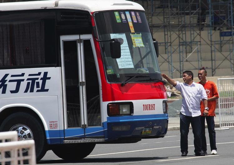 KAPRING. Gidselforhandlere fra politiet har længe forsøgt at få den utilfredse eks-betjent til at opgive sin kapring af turistbussen i Manila. 