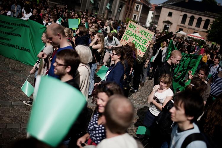 Det er dyrt at læse og bo i København og Århus, mens studerende i Odense og Aalborg har flere penge til eget forbrug, når de faste udgifter er betalt. Her er det dog besparelser på universiteterne, ikke en slunken pengepung, som de studerende demonstrerer imod. 