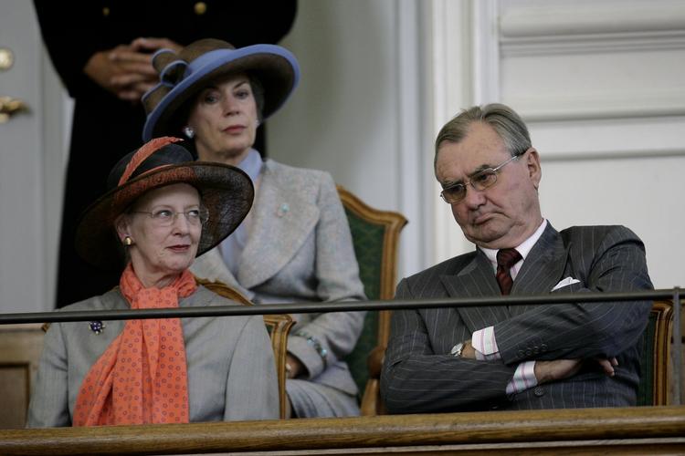 kriseramt. Dronning Margrethe og prinsgemalen kan se frem til lidt færre lommepenge næste år, hvor regeringen  - med statsministerens ord - vender og drejer hver en krone. 