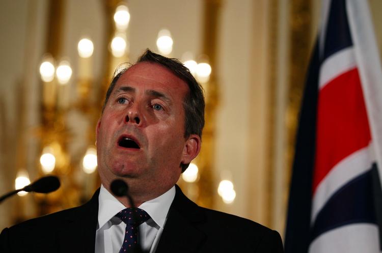 ubritisk. Den britiske forsvarsminister Liam Fox opfordrer butikkerne til helt at nægte at videresælge computerspillet 'Medal of Honour'. (Arkiv) 