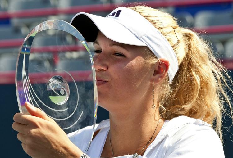 sejrskys. Caroline Wozniacki kysser trofæet efter at have besejret russeren Vera Zvonareva i finalen i Rogers Cup. 