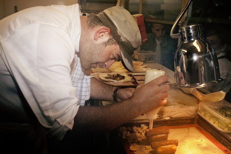 Sidste års vinder Wassim Hallal kæmpede bravt for at forsvare titlen som danmarksmester i hotdog, men blev slået af Paul Cunningham. Foto: Ditte Valente 