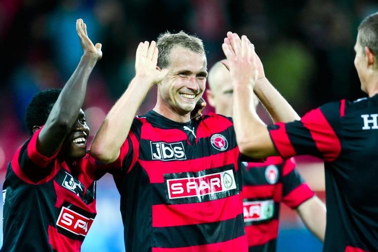 4-0. FCMs Frank Kristensen tiljubles af holdkammerater efter sit mål til 4-0. 