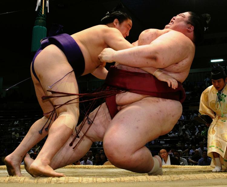 Mobilkrise. Japanske sumobrydere plejer at have godt fat i hinanden, men ikke mobilteknologien. Arkivfoto. 