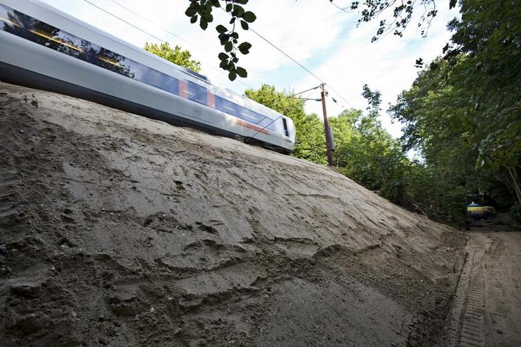 Efter en effektiv indsats og arbejde i døgndrift er genopbygningen af dæmningerne på Kystbanen færdig. Mandag blev der åbnet for begrænset trafik og i morgen kører trafikken normalt igen. 