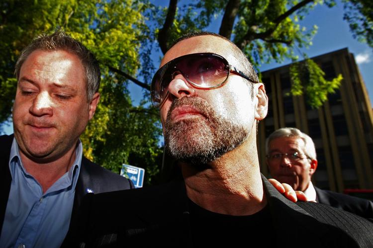 Indrømmelse. George Michael ankommer til retten tidligere i dag. Han erkendte, at han havde taget cannabis den pågældende dag. Arkivfoto. 