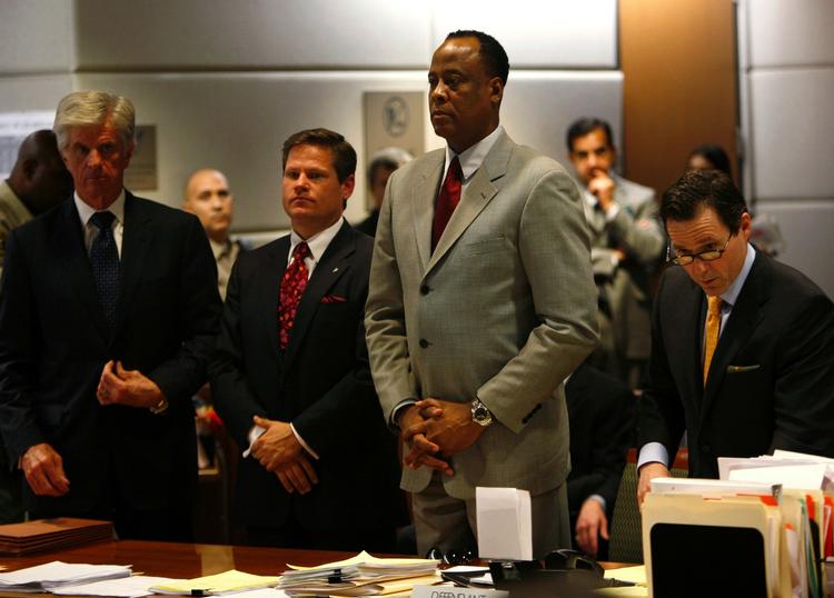 Uskyldig. Han fastholder, at han ikke er skyldig i anklagerne, men Conrad Murray er langt fra at gå fri. For anklageren mener at have nogle stærke beviser på hånden. Her er vi til de første indledende høringer i Los Angeles i februar. 