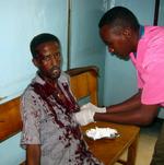 Overlevende. En sygeplejerske på Medina Hospital i Mogadishu behandler en såret fra angrebet på Hotel Mona i formiddags.31 mistede livet. 