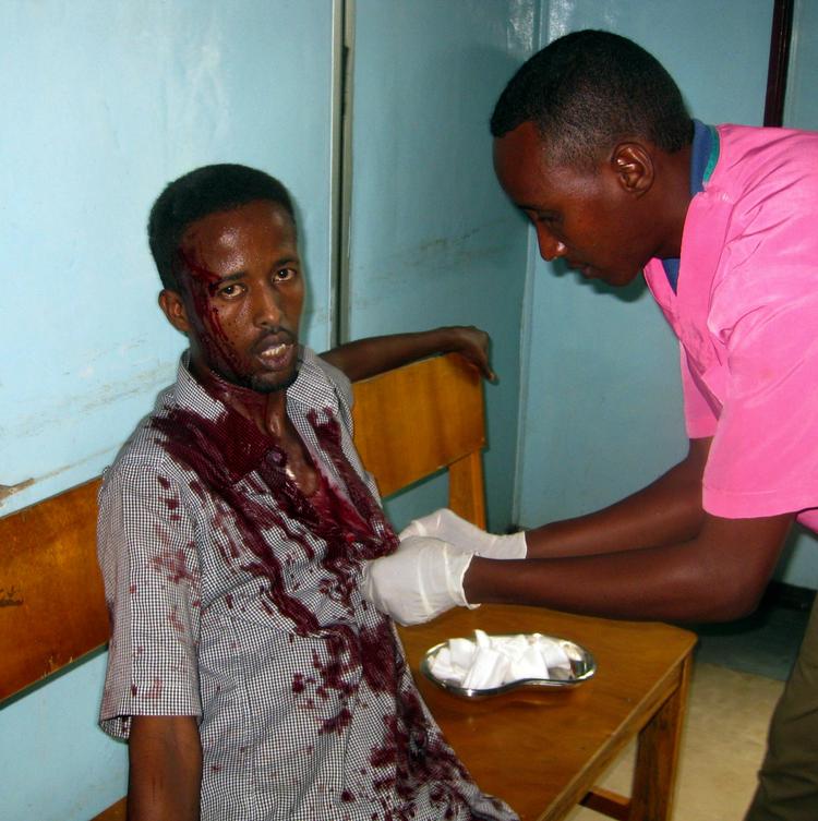 Overlevende. En sygeplejerske på Medina Hospital i Mogadishu behandler en såret fra angrebet på Hotel Mona i formiddags.31 mistede livet. 
