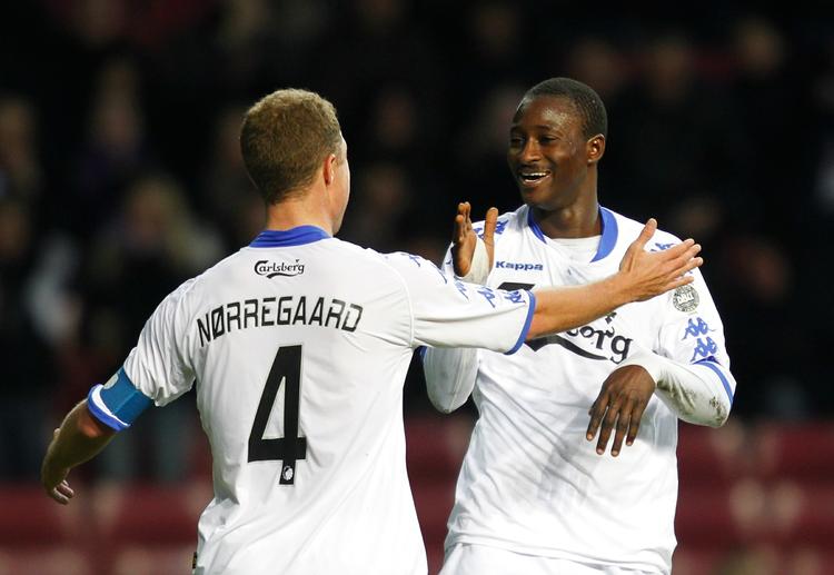 bænkplads. FCK-anfører Hjalte Nørregaard (tv) er absolut ikke tilfreds med, at hans plads på midten af banen er taget fra ham. Arkivfoto. 