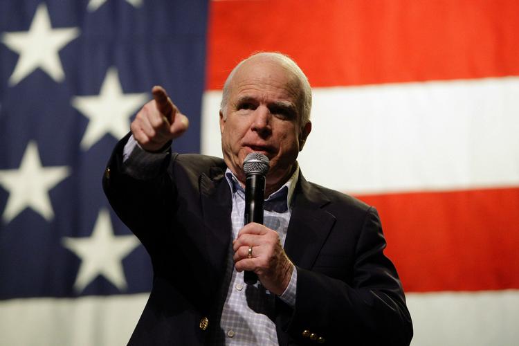 højrefløj. John McCain stiller op ved primærvalget, hvor han har kastet sig ud i en hård dyst langt ude til højre. 