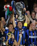 2-0. Inter-spillerne fejrer Champions League-sejren i finalen mod Bayern München en lun aften på Bernabeu stadion I Madrid. Arkivfoto. 
