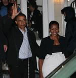 Ferie. Obama holder for tiden ferie i Martha's Vineyard, hvor han her forlader en café sammen med sin hustru. 