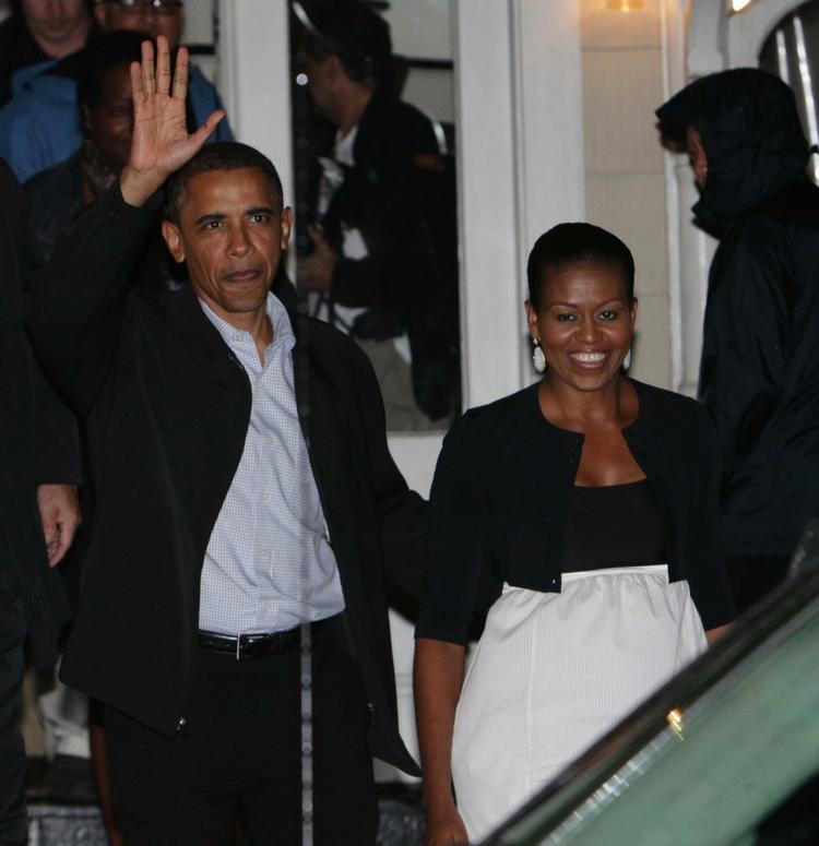 Ferie. Obama holder for tiden ferie i Martha's Vineyard, hvor han her forlader en café sammen med sin hustru. 