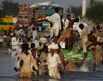 sandsække. Lokale hjælper til med at sikre dæmningerne i byen Baseera i Punjab-provinsen i Pakistan. 