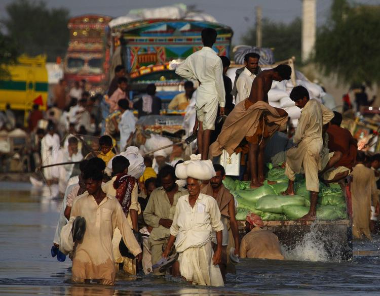 sandsække. Lokale hjælper til med at sikre dæmningerne i byen Baseera i Punjab-provinsen i Pakistan. 