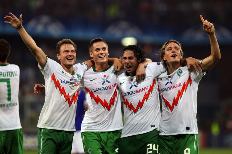 Jubel. Tyske Werder Bremen lignede et hold på vej ud af Champions League, da svenske Markus Rosenberg (nr. to fra venstre) slog til. 