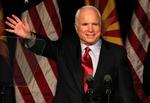 vinder. John McCain hilser på sine tilhængere, efter at sejren kom i hus. 