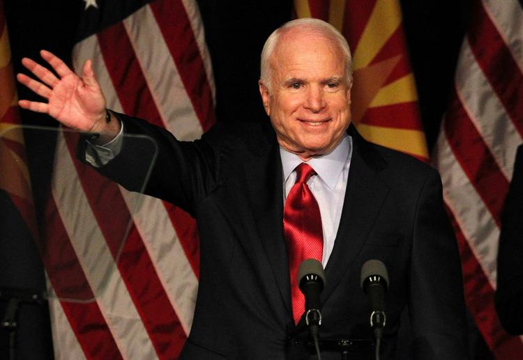 vinder. John McCain hilser på sine tilhængere, efter at sejren kom i hus. 
