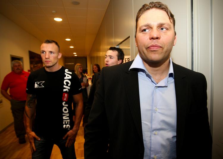 Brud. Ifølge Ekstra Bladet er samarbejdet mellem Simon Lundt Hansen (th.) og bokseren Mikkel Kessler (tv.) fortid. Arkivfoto. 