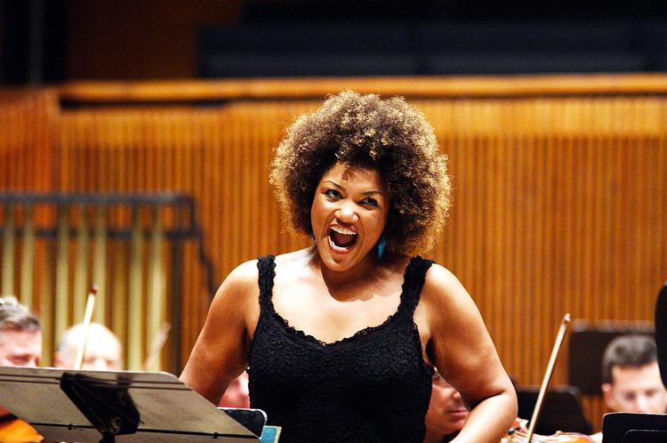 Sopranen Measha Brueggergosmann synger med saftig klang. Arkivfoto: Dan Porges 