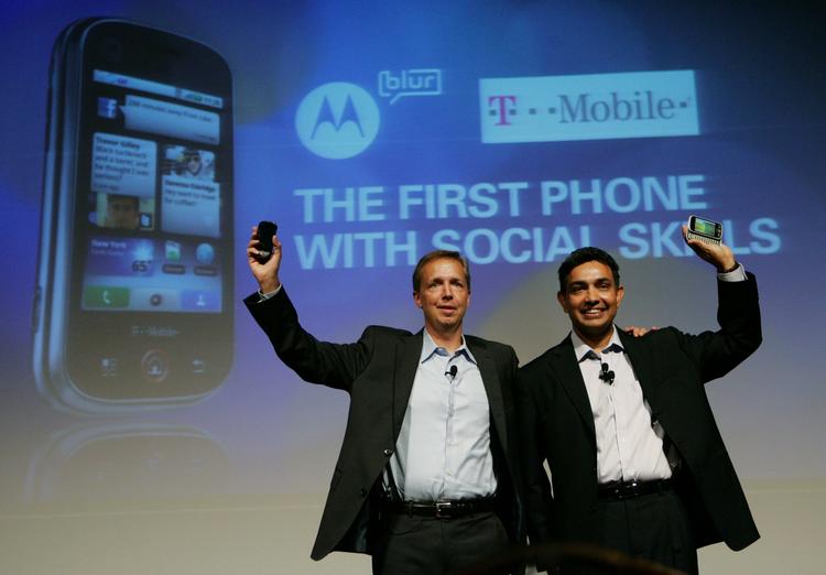 Meddirekør i  Motorola Inc., og chef for Motorola Mobile Devices Sanjay Jha og udviklingschef Cole Brodmanfremviser mobil med  Google's Android styresystem. Android-telefoner har overhalet iPhones i Danmark. Arkiv 