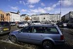 Københavns Kommunne udsteder færre beboerlicenser. Det kan betyde, at flere københavnske bilejere nu cirkler rundt efter en parkeringsplads og dermed forurener mere, siger forsker. 