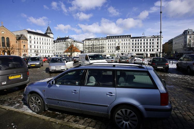 Københavns Kommunne udsteder færre beboerlicenser. Det kan betyde, at flere københavnske bilejere nu cirkler rundt efter en parkeringsplads og dermed forurener mere, siger forsker. 