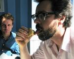 Mikael Wulff og Anders Morgenthaler spiste frokost på den hypede Burger &amp; Bun på Istedgade. Og var godt tilfredse med frokosten. 