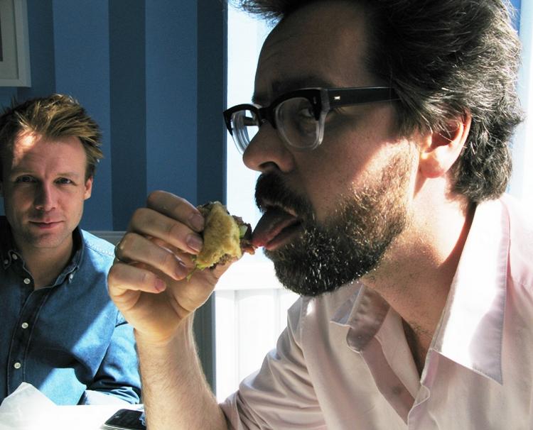Mikael Wulff og Anders Morgenthaler spiste frokost på den hypede Burger &amp; Bun på Istedgade. Og var godt tilfredse med frokosten. 