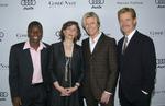 Verdensfjern. Azar Nafisis seneste bog er ikke spor vedkommende. Her ses hun med (fra venstre) fodboldspiller Freddy Adu, musiker David Bowie and skuespiller William H. Macy. 
