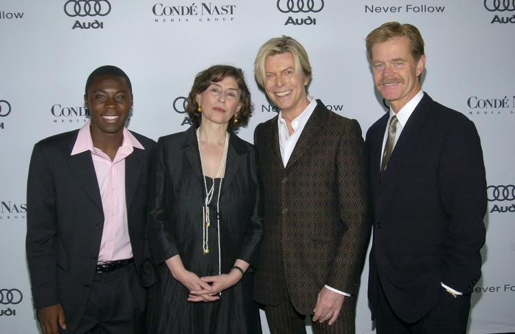 Verdensfjern. Azar Nafisis seneste bog er ikke spor vedkommende. Her ses hun med (fra venstre) fodboldspiller Freddy Adu, musiker David Bowie and skuespiller William H. Macy. 