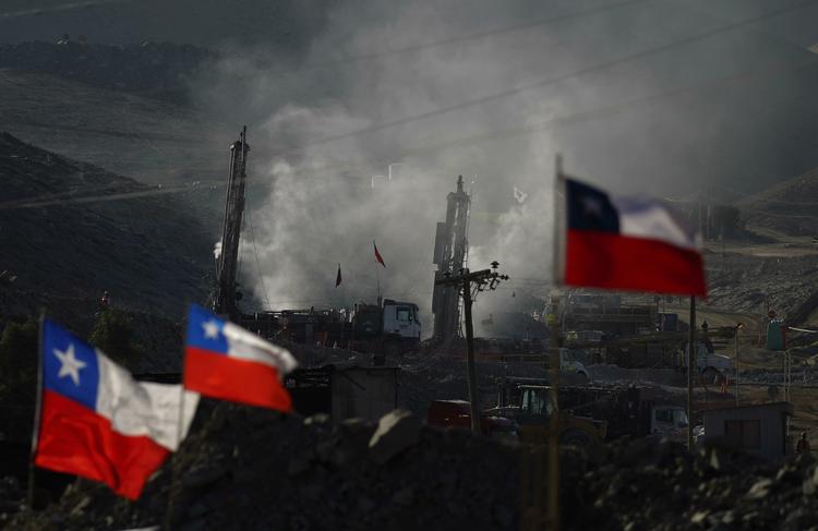 redningsaktion. Borearbejdet er i gang ved den kollapsede guld- og kobbermine i det nordlige Chile. Der skal etableres en ny tunnel, før de 33 indespærrede igen kan se dagens lys. Der vil formentlig gå op til 120 dage, inden den nye tunnel er klar. 