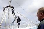 FISKEKONFLIKT. Politiet skar i dag fem yderligere GPS'er væk fra fiskerbådene i Gilleleje Havn. 