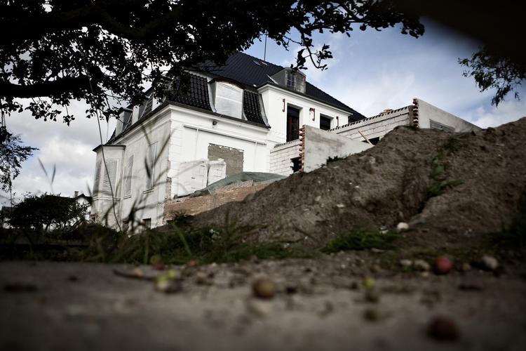 Ukrænkelig. Ambassaden bygger ulovligt til, og umiddelbart kan der intet gøres. 