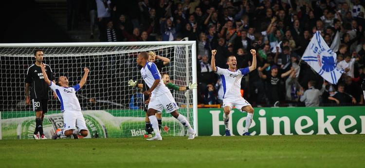 rus. Trætte FCK'ere falder sammen efter slutfløjtet. Danskerne er nu videre til Champions Leagues gruppespil. 