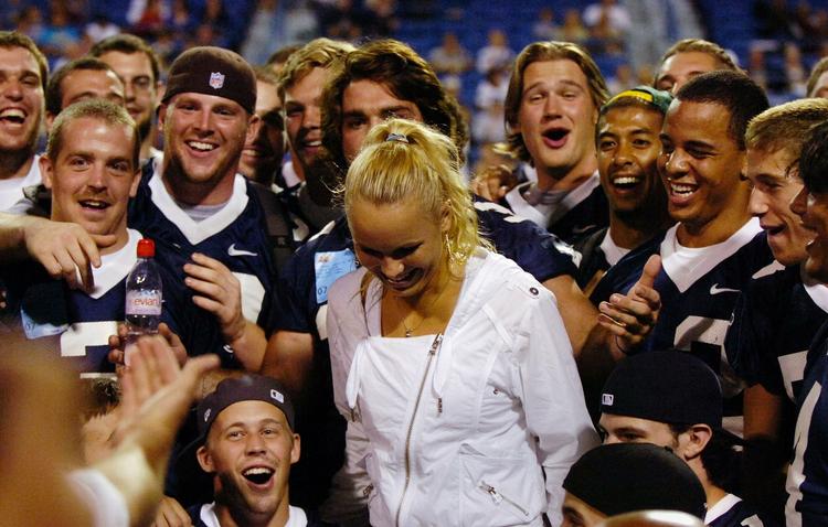 Centrum. Caroline Wozniacki hyldes af Yales fodboldhold efter sin sejr over Dominika Cibulkova. 