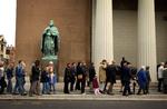 Vor Frue Kirke og stenhugger diskuterer, hvem der skal erstatte den stjålne David-skulptur. Det eneste, parterne kan blive enige om, er at politiet ikke har gjort sit arbejde i sagen ordentligt. 