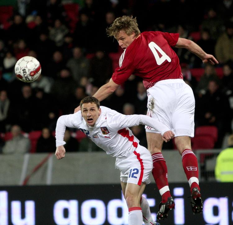 modstander. Da Danmark og Tjekkiet i 2008 spillede 1-1 var FCK-backen Zdenek Pospech (tv.) blandt Martin Laursens modstandere. Arkivfoto. 
