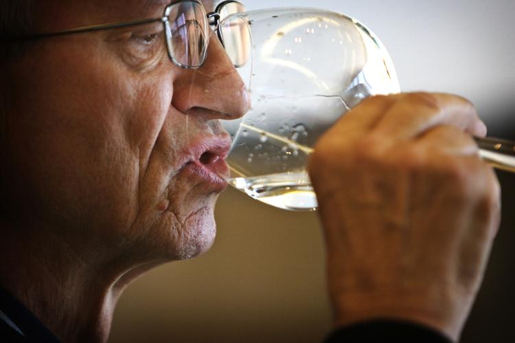 Fint skal det være, når der smages på dansk postevand. Her er en tester i gang ved vand grand prix'et i 2008. 