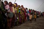 Tålmodighed. Pakistanske flygtninge venter på at få udleveret nødhjælp i Sukkar i Sindh-rovinsen. 