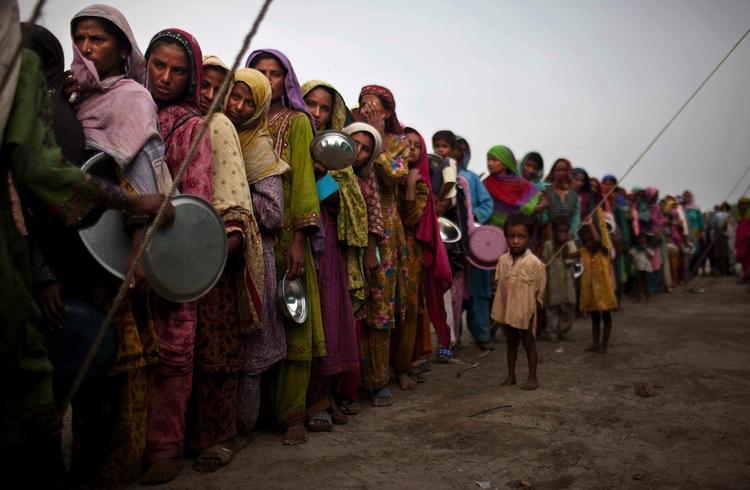 Tålmodighed. Pakistanske flygtninge venter på at få udleveret nødhjælp i Sukkar i Sindh-rovinsen. 