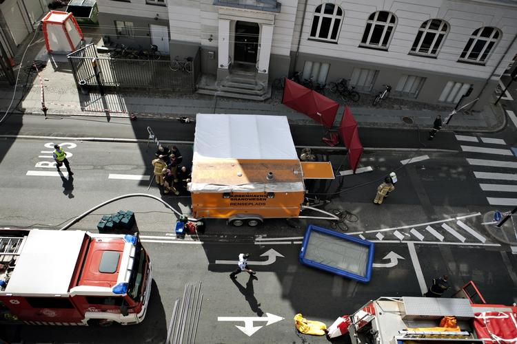 Pulverpanik. Et brev med pulver sendt til Socialdemokraternes partikontor skabte panik og terrorfrygt i dag. Pulveret var dog ikke miltbrand, siger Sundhedsstyrelsen. 