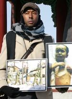 STRAFFELEJR. Amerikaneren Aijalon Mahli Gomes blev idømt otte år i straffelejr for ulovligt at rejse ind i Nordkorea. Her er han fotograferet ved en demonstration i januar. 