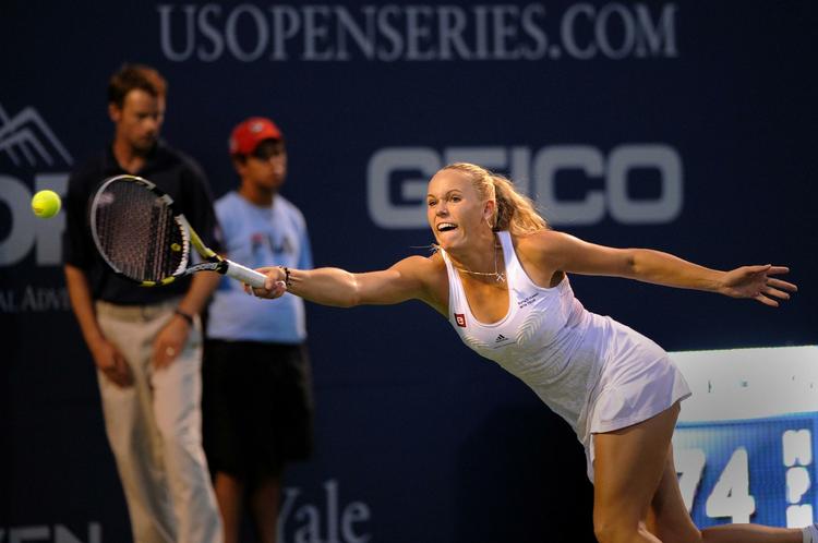 fridag. Caroline Wozniacki får sig en uventet pause i New Haven, hvor modstanderen i kvartfinalen trak sig uden kamp. Billedet er fra kampen mod Dominika Cibulkova i New Haven. 