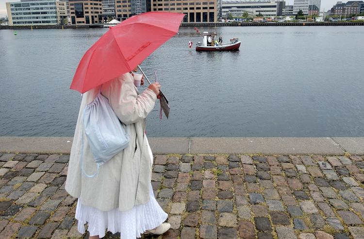 regn. Husk paraplyen, hvis du skal ud i weekenden. Især søndag kan der komme regn. 